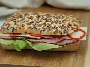 Sandwich cu salam cu piper