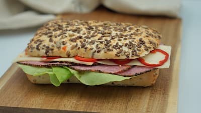 Sandwich cu salam cu piper